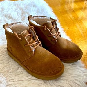 Chestnut Neumel UGG. Basically brand new size 6 in kids, 8 womens